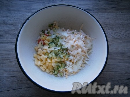 Сюда же добавить нарезанный тонкими брусочками свежий огурец. Очищенный репчатый лук нарезать мелко и тонко, выложить в салат.
