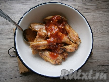 Соус "Баффало" тщательно перемешать, довести до кипения и снять с огня. Кипятить соус нельзя, он может расслоиться! Горячие готовые куриные крылья, предварительно запеченные в духовке, переложить в миску и залить их горячим соусом.
