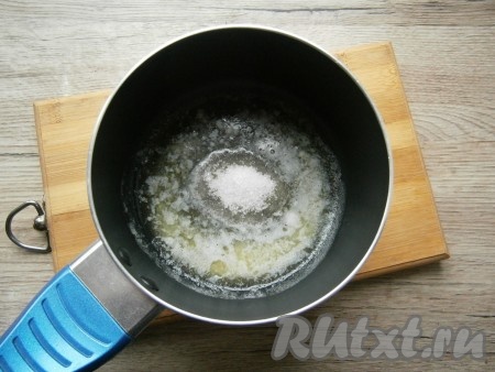 Пока куриные крылышки запекаются, приготовить острый соус "Баффало": в ковшике растопить сливочное масло, добавить сахар.
