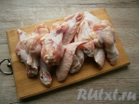 Крылья вымыть и обсушить, разрезать их по суставам. Если крылья с кончиками - их нужно обрезать и убрать (из кончиков куриных крылышек можно сварить бульон).