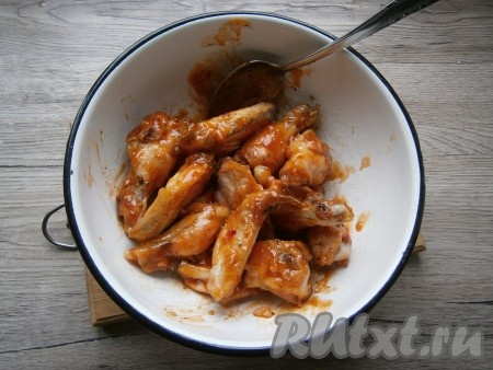 Хорошо крылья перемешать с соусом, накрыть и оставить минут на 5.
