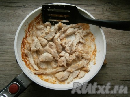 Сковороду разогреть с растительным маслом, обжарить куриное филе на довольно сильном огне, помешивая, до лёгкой румяности.