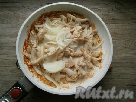 Добавить к курице лук, обжаривать ещё минуты 3-4, периодически перемешивая.