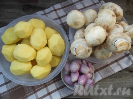 Картофель и лук очистите. Шампиньоны тщательно промойте под проточной водой, затем поместите в дуршлаг, чтобы стекла лишняя жидкость.
