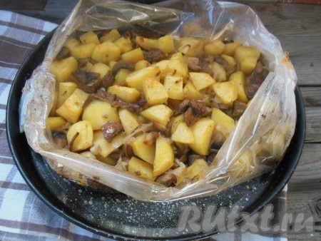 Затем достаньте противень из духовки, разрежьте осторожно рукав по центру. Снова поставьте в духовку на 5-10 минут, запекая до желаемого румянца.
