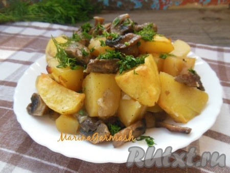 Готовый картофель легко прокалывается ножом или вилкой. Подавайте сразу же к столу, по желанию, посыпьте мелко нарезанным укропом. Вкусная и ароматная картошка, приготовленная с шампиньонами в рукаве в духовке, непременно понравится вам и вашим гостям.