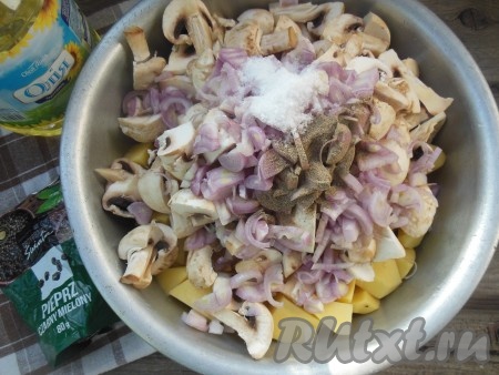 Добавьте соль по вкусу, черный молотый перец и растительное масло. Тщательно перемешайте.
