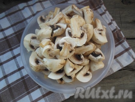 Нарежьте мелкие шампиньоны на две части, крупные - на четыре.
