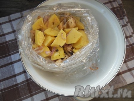 Подготовьте рукав для запекания, на это количество ингредиентов уходит рукав длиной, примерно, 50-60 см. Завяжите рукав с одной стороны ниткой или специальным зажимом. Чтобы легче было заполнять рукав картошкой с грибами, поместите рукав в кастрюлю (как на фото).
