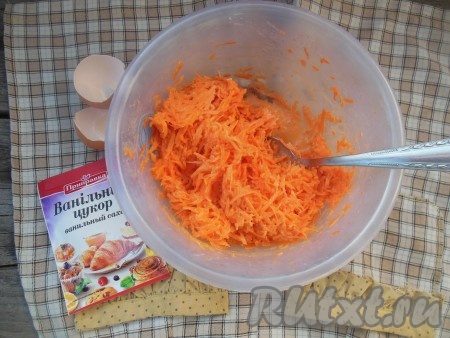 Тщательно перемешайте морковную массу.
