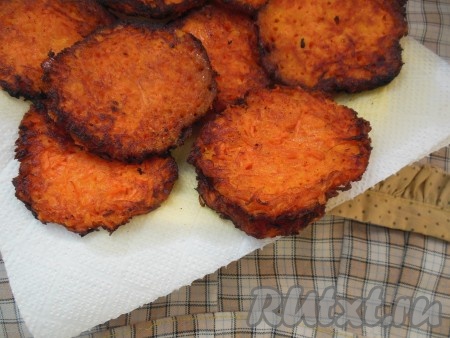 Готовые драники переложите на бумажное полотенце, чтобы стек лишний жир.
