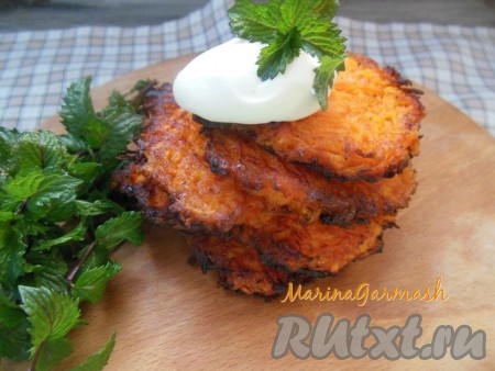 Драники, приготовленные из моркови, подавайте с медом или сметаной. Вкусны они как в теплом виде, так и в остывшем. Блюдо готовится очень быстро, поэтому этот рецепт отлично подойдет и к завтраку, и к полднику, и ужину.