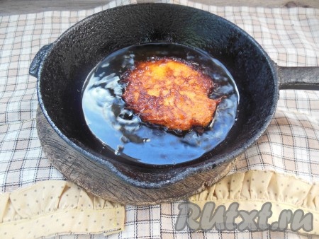 Жарьте морковные драники с двух сторон на медленном огне до аппетитной корочки (примерно, по 2-3 минуты с каждой стороны).
