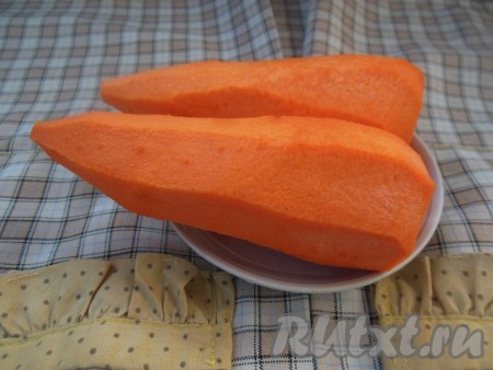 Морковь очистите.
