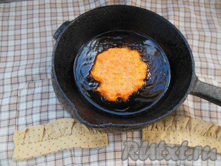 Сковороду хорошо разогрейте с растительным маслом. На сковороду выкладывайте по 1 столовой ложке морковного теста (на 1 драник),&nbsp;придавая округлую форму.
