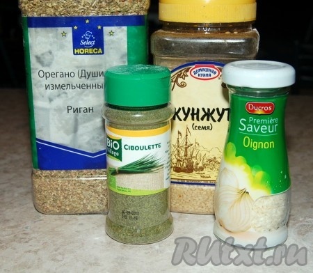 Мои наполнители - кунжут, орегано, сушеный чеснок, сушеный зеленый лук. Можно сверху посыпать крупной морской солью. Каждый наполнитель надо вжимать в поверхность лепешек, чтобы он удержался.