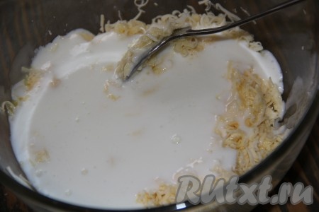 К сырно-яичной массе влить кефир и перемешать.

