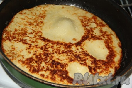 Жарить хачапури с двух сторон на среднем огне до золотистого цвета. Переворачиваются хачапури очень легко. Аналогично пожарить на сливочном масле и второе хачапури.