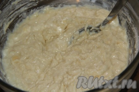 Тесто для приготовления ленивых хачапури с сыром получится в меру густым, по консистенции будет напоминать тесто для оладий.