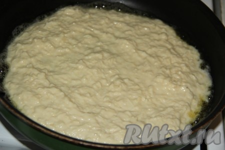 Выложить 1/2 теста на сковороду и разровнять. Из указанного количества ингредиентов у меня получилось 2 хачапури размером 24 сантиметра.