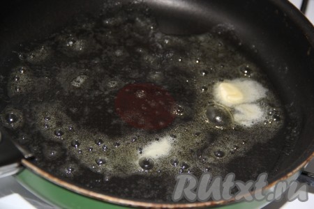Сковороду хорошо разогреть и растопить сливочное масло.