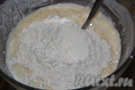 Затем в получившуюся массу всыпать муку и перемешать тесто ложкой.