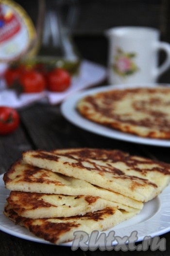 Румяные, очень нежные ленивые хачапури с сыром переложить со сковороды на тарелку, разрезать на кусочки (я разрезала каждое хачапури на 4 части) и подать к столу. Этот простой и удачный рецепт пригодится любой хозяйке, ведь готовятся хачапури на кефире очень быстро, получаются сытными и очень вкусными, попробуйте!