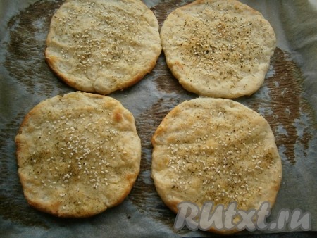 Выпекать лепешки в разогретой до 220-250 градусов духовке около 15 минут (до зарумянивания).
