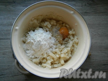 Добавить в толченый картофель сырое яйцо, а затем всыпать муку, черный молотый перец, если нужно - подсолить. Тщательно перемешать получившуюся массу.
