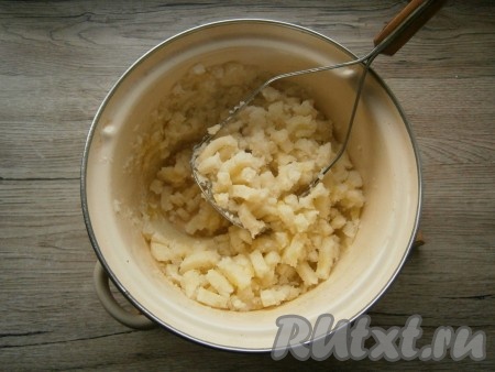 Отварить картофель, посолив по вкусу воду, до готовности (в течение 30-35 минут), после чего слить воду из кастрюли. Картошку растолочь и немного остудить.
