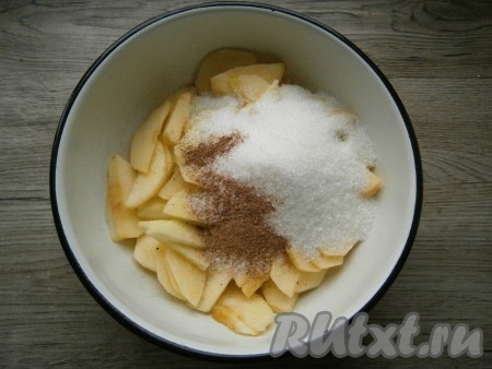 Яблоки очистить, разрезать пополам, удалить сердцевину. Нарезать яблоки тоненькими дольками в миску, сбрызнуть 2 чайными ложками лимонного сока. К нарезанным яблокам всыпать 150 грамм сахара, корицу и мускатный орех.