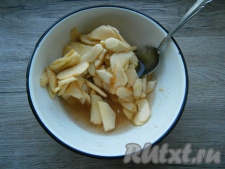 За это время яблоки пустят много сока, который нужно слить в отдельную посуду (сок понадобится в дальнейшем).
