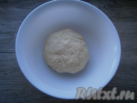 Влить ледяную воду и замесить плотное, но не тугое тесто.