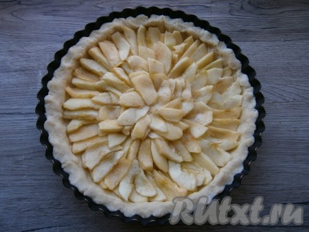Далее дольки яблок выложить на тесто по кругу (как на фото).
