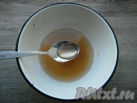 Форму с пирогом накрыть фольгой и отправить в разогретую до 190-200 градусов духовку на 30 минут, после чего фольгу убрать и выпекать пирог ещё минут 10. Для приготовления карамельного соуса оставшийся яблочный сок (его у меня получилось около 300-350 миллилитров) уварить на среднем огне до половины объёма (варить примерно минут 10-15), затем влить горячие сливки, перемешать и снять соус с огня. Если хотите чтобы соус был погуще и поярче - уваривайте дольше, а затем добавляйте сливки.