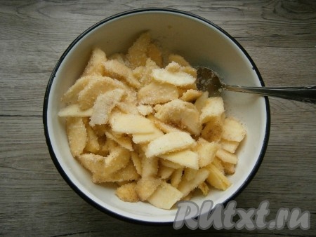 Дольки яблок хорошо перемешать и оставить на 1-2 часа.
