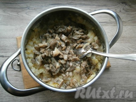 Обжарить грибы в течение 3-4 минут на сильном огне, помешивая. Лук очистить и нарезать на средние кусочки. К обжаренным грибам добавить нарезанный лук, посолить и поперчить по вкусу. Обжаривать грибы с луком, помешивая, на среднем огне около 10 минут. Жареные грибочки добавить в толченую картошку, перемешать, остудить и начинка для чебуреков готова.
