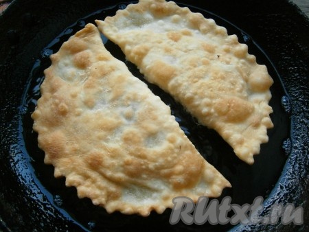 Жарить чебуреки, как обычно, в достаточном количестве растительного масла до румяности с двух сторон (примерно, по 2 минуты с каждой стороны) на среднем огне.
