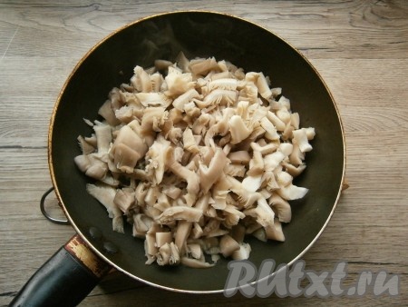 Грибы (у меня - вешенки, но можно взять и любые другие грибы) нарезать, поместить в разогретую с подсолнечным маслом сковороду. Если вы готовите чебуреки с лесными грибами, то перебранные грибочки нужно вначале отварить в воде в течение минут 30, а уже затем обжаривать.
