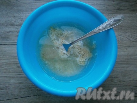 Тщательно расколотить яйцо вилкой, влить воду, растительное масло и водку, еще раз хорошенько перемешать.
