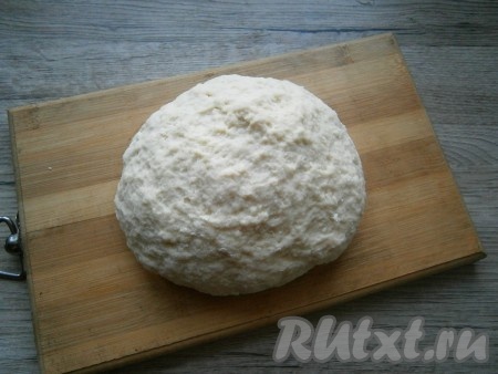Замесить довольно плотное, но не тугое тесто. Прикрыть его пленкой и оставить на 30 минут.