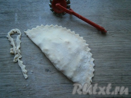 Из каждой лепешки с начинкой сформировать обычный чебурек, слепив края и обрезав их фигурным ножом.
