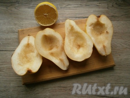 Сбрызнуть мякоть груш лимонным соком и немного посыпать корицей.