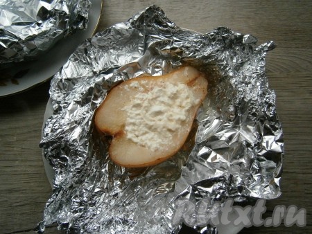 Запекать груши с творогом в разогретой духовке при температуре 180-190 градусов около 25-30 минут.
