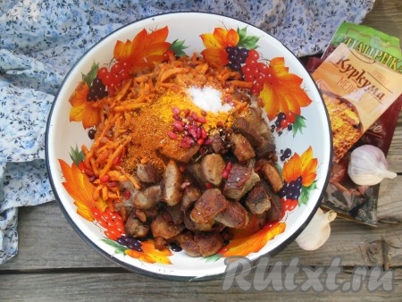 В глубокой миске смешайте промытый рис, соль по вкусу, куркуму, приправу для плова, паприку, ягоды барбариса, обжаренные кусочки свинины, лук и морковь.
