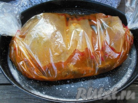 Добавьте в рукав воду (я для приготовления использую пропаренный рис, он значительно твёрже многих других сортов риса, поэтому воду беру в соотношении 1:2,5, то есть на 2 стакана риса потребуется 5 стаканов воды), завяжите второй конец рукава. Завязывая второй конец рукава для запекания, обязательно учитывайте, что плов увеличится в объёме в процессе приготовления в духовке, то есть оставьте достаточно места в пакете.
