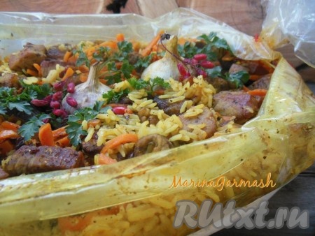 Подавайте готовое блюдо со свежими овощами и зеленью. Плов, приготовленный в рукаве для запекания в духовке, отличается от классического плова, но получается не менее вкусным. Настоятельно рекомендую взять этот рецепт на заметку!
