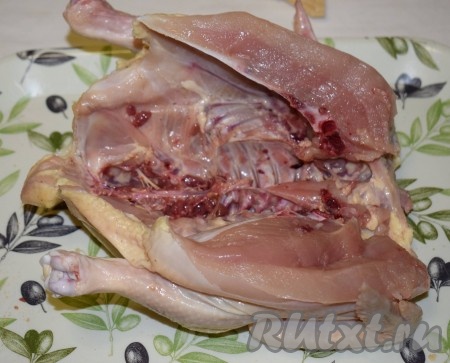 Разрежем курицу по грудке и распластаем её, как на фото.