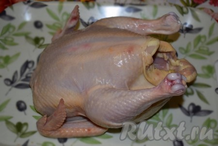 Для начала промоем курицу водой, обсушим её.