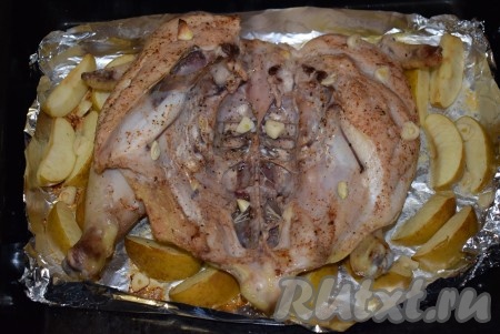 Противень с курицей ставим в разогретую до 180 градусов духовку, запекаем птицу с одной стороны около 1 часа.